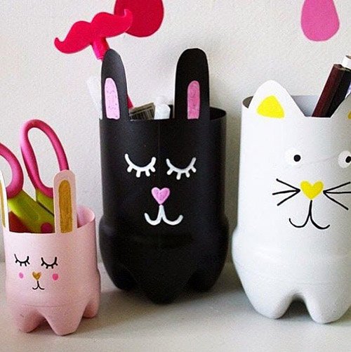 tai-che-chai-nhua-thanh-hop-dung-but Ba chậu bút tái chế từ chai nhựa hình mèo và thỏ, chứa bút và kéo, trang trí dễ thương và sáng tạo.