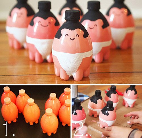 tai-che-chai-nhua-thanh-sumo Các chai nhựa được trang trí thành hình đấu sĩ sumo với khuôn mặt vui nhộn, đặt trên sàn gỗ.