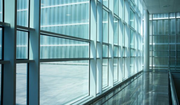 Hành lang với cửa kính lớn, ánh sáng tự nhiên chiếu vào tạo không gian sáng và hiện đại.