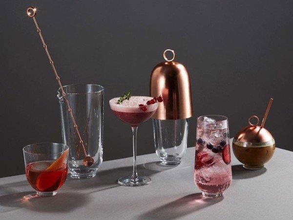 C&aacute;c ly cocktail với đồ uống nhiều m&agrave;u sắc v&agrave; dụng cụ pha chế tr&ecirc;n bề mặt m&agrave;u x&aacute;m.