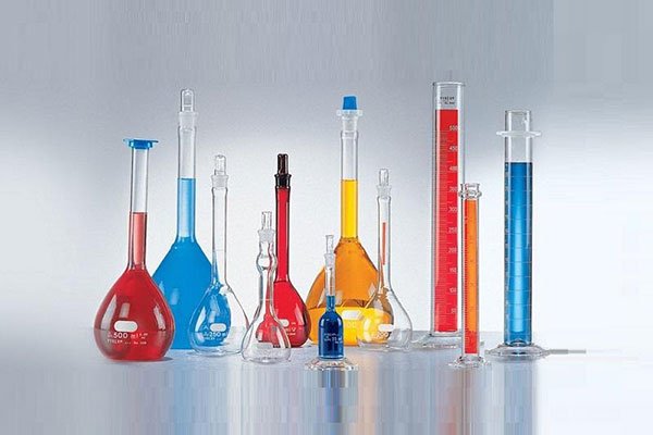 Nhiều b&igrave;nh th&iacute; nghiệm với chất lỏng m&agrave;u sắc kh&aacute;c nhau tr&ecirc;n nền trắng.