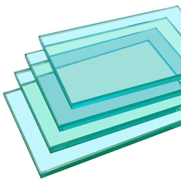 Bốn tấm kính phẳng, trong suốt, xếp chồng lên nhau, mỗi tấm có kích thước khác nhau.