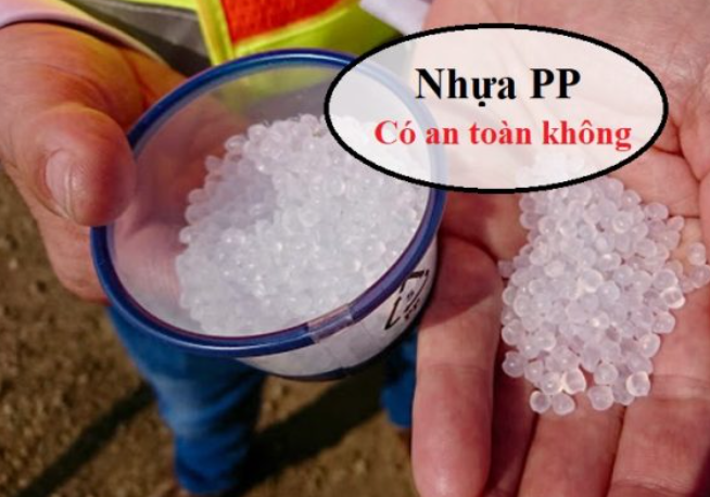 Khám Phá Bí Ẩn Nhựa PP: Lựa Chọn Sáng Suốt Cho Cuộc Sống Hiện Đại? 4 Hai tay cầm các hạt nhựa PP màu trắng. Văn bản: "Nhựa PP Có an toàn không".