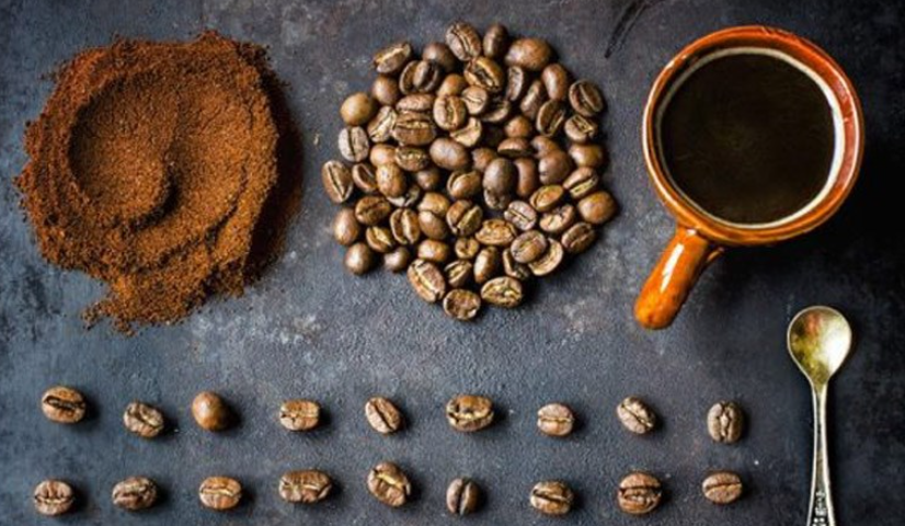 Khám phá công thức cà phê tuyệt đỉnh: Bí quyết bùng nổ doanh thu không thể cưỡng lại! 3 Hạt cà phê, bột cà phê, tách cà phê và thìa bạc trên nền đen, sắp xếp nghệ thuật.