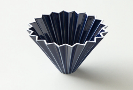 Chinh phục Nghệ Thuật Pha Cà Phê Nhỏ Giọt Đỉnh Cao (Phần III) 8 Phễu lọc cà phê hình nón, màu xanh đậm, có các nếp gấp đều nhau trên bề mặt, đặt trên nền trắng.