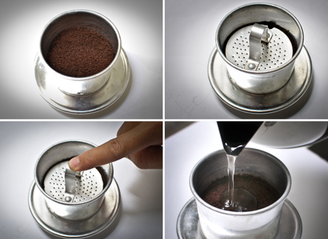 Bộ lọc c&agrave; ph&ecirc; phin với bột c&agrave; ph&ecirc; v&agrave; nước n&oacute;ng được đổ v&agrave;o, tay đang điều chỉnh phần ấn c&agrave; ph&ecirc;.