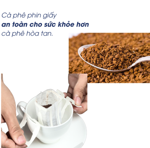 Người cầm t&aacute;ch c&agrave; ph&ecirc; phin giấy tr&ecirc;n đĩa, b&ecirc;n cạnh l&agrave; th&igrave;a m&uacute;c c&agrave; ph&ecirc; h&ograve;a tan.