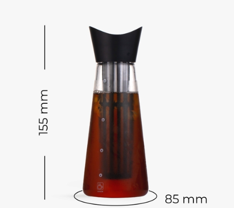 B&igrave;nh pha tr&agrave; thủy tinh c&oacute; nắp đen, chứa tr&agrave; m&agrave;u n&acirc;u, k&iacute;ch thước cao 155mm v&agrave; rộng 85mm.