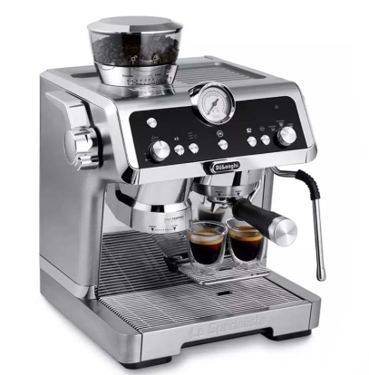 Khám phá bí mật cà phê: Máy móc hay phin liệu có mang hương vị đỉnh cao? 6 Máy pha cà phê espresso màu bạc, với hai cốc cà phê đang được pha chế trên khay.