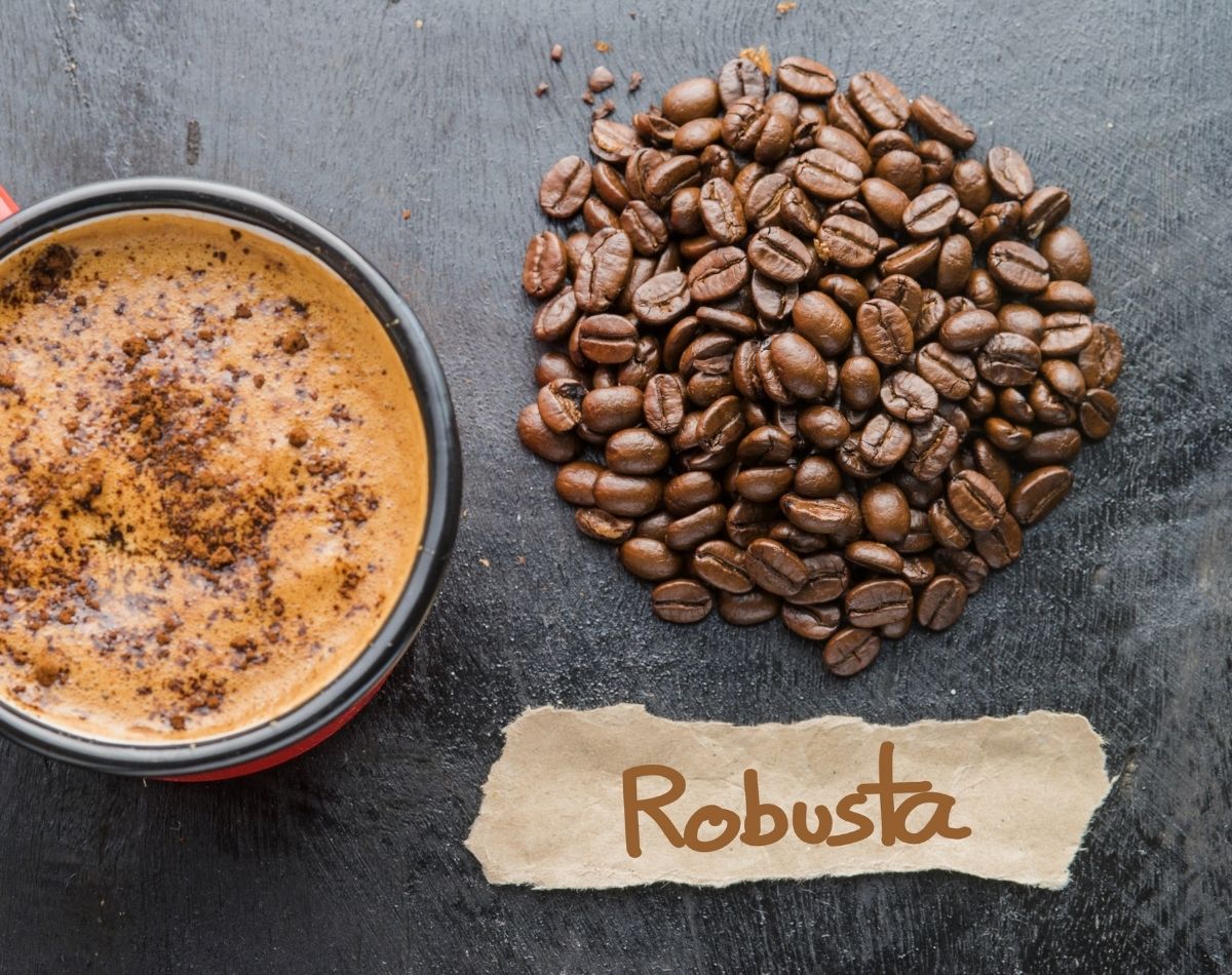 Tách cà phê và hạt cà phê Robusta trên mặt bàn tối màu, kèm mảnh giấy ghi chữ "Robusta".