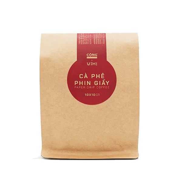 Bao b&igrave; c&agrave; ph&ecirc; phin giấy m&agrave;u n&acirc;u, nh&atilde;n đỏ, chữ trắng, chứa 10 g&oacute;i c&agrave; ph&ecirc;, thiết kế đơn giản v&agrave; hiện đại.