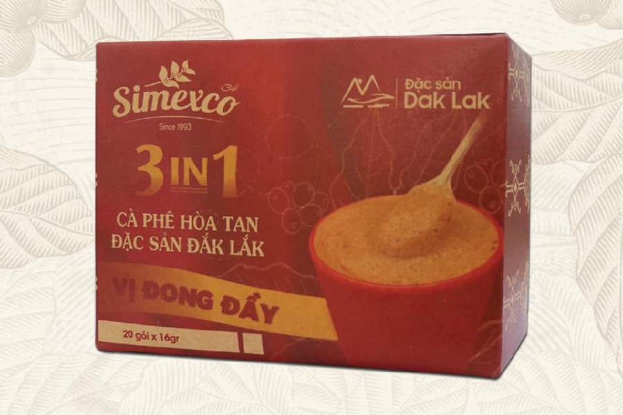 Hộp cà phê hòa tan 3 in 1 Đắk Lắk, nền đỏ, hình ảnh ly cà phê và thìa, bao gồm 20 gói x 16g.