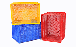 Khám Phá Bí Ẩn Nhựa PP: Lựa Chọn Sáng Suốt Cho Cuộc Sống Hiện Đại? 3 Ba thùng nhựa màu đỏ, xanh và vàng xếp chồng và đặt cạnh nhau trên nền trắng.