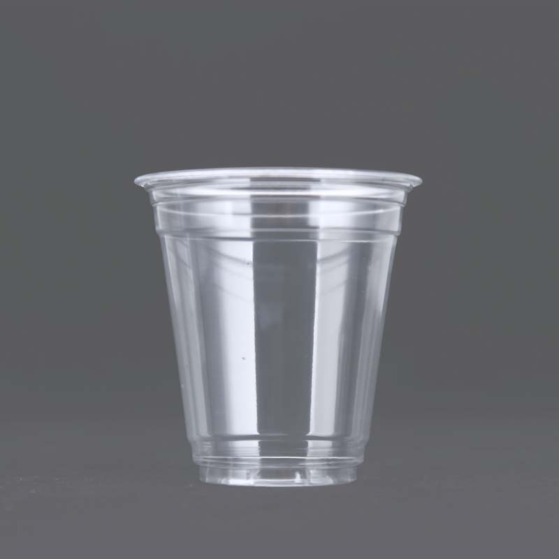Cốc nhựa trong suốt đặt trên nền xám, chi tiết rõ ràng với ánh sáng phản chiếu nhẹ.