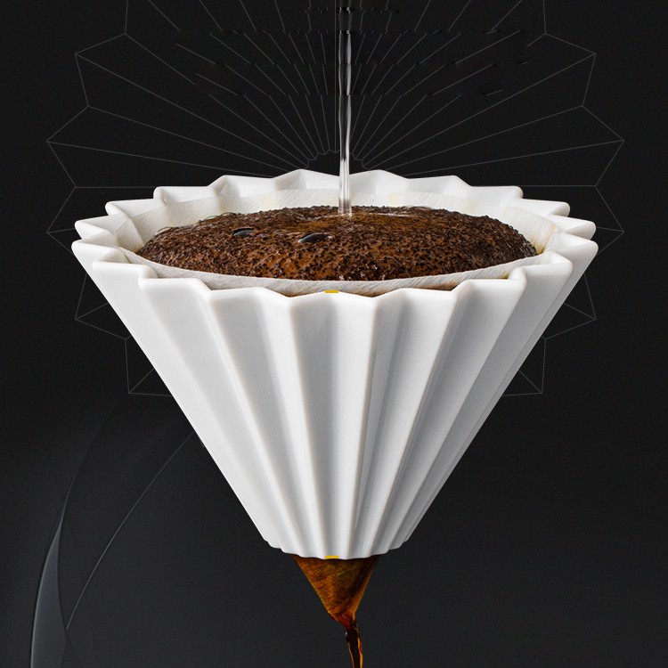 Chinh phục Nghệ Thuật Pha Cà Phê Nhỏ Giọt Đỉnh Cao (Phần III) 7 Bộ lọc cà phê hình nón với nước đang chảy qua cà phê xay, trên nền tối.