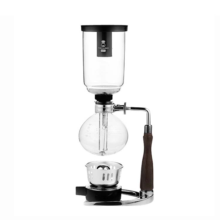 M&aacute;y pha c&agrave; ph&ecirc; syphon với thiết kế thủy tinh v&agrave; kim loại, c&oacute; tay cầm bằng gỗ, tr&ecirc;n nền trắng.