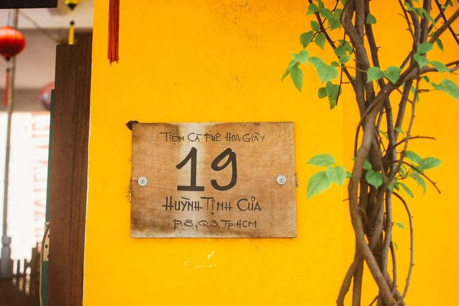 Biển số nh&agrave; 19 tr&ecirc;n tường v&agrave;ng, c&oacute; c&acirc;y leo b&ecirc;n cạnh; địa chỉ tại Quận 3, TP.HCM.