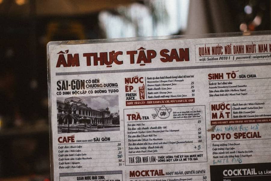 Thực đơn với ti&ecirc;u đề "Ẩm Thực Tạp San", liệt k&ecirc; c&aacute;c loại đồ uống v&agrave; m&oacute;n ăn như c&agrave; ph&ecirc;, tr&agrave;, sinh tố.