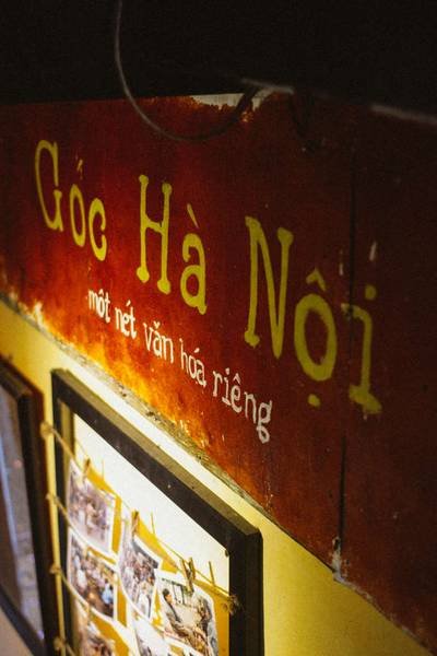 Biển hiệu "G&oacute;c H&agrave; Nội" với d&ograve;ng chữ "một n&eacute;t văn h&oacute;a ri&ecirc;ng", b&ecirc;n dưới l&agrave; tường trưng b&agrave;y ảnh.