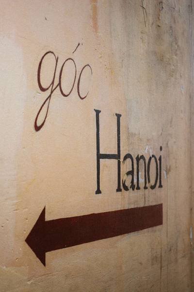D&ograve;ng chữ "g&oacute;c Hanoi" tr&ecirc;n tường với mũi t&ecirc;n m&agrave;u đỏ chỉ về b&ecirc;n tr&aacute;i.