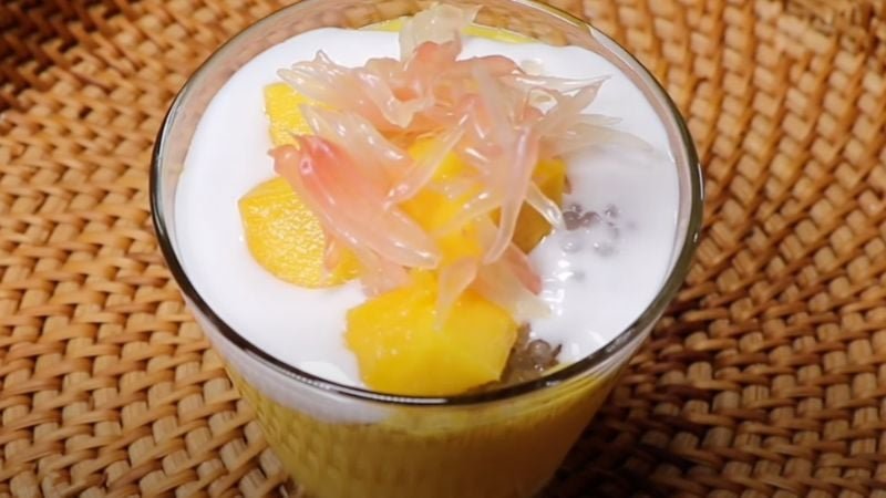 Ly ch&egrave; tr&aacute;ng miệng với xo&agrave;i, bưởi v&agrave; nước cốt dừa, tr&ecirc;n nền rổ m&acirc;y.