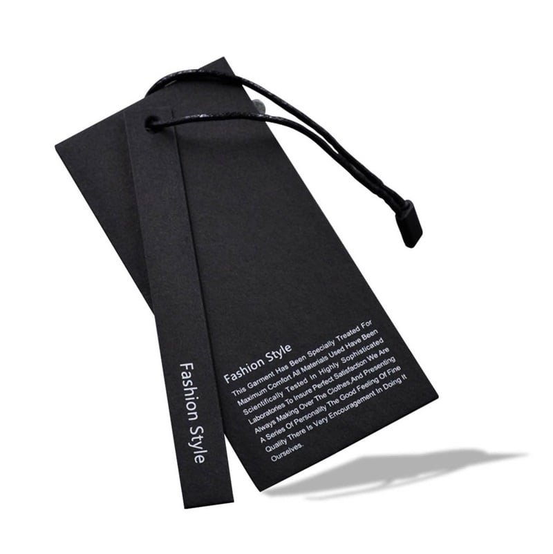 Hai thẻ quần &aacute;o m&agrave;u đen với chữ "Fashion Style" v&agrave; d&acirc;y buộc đen, nền trắng.