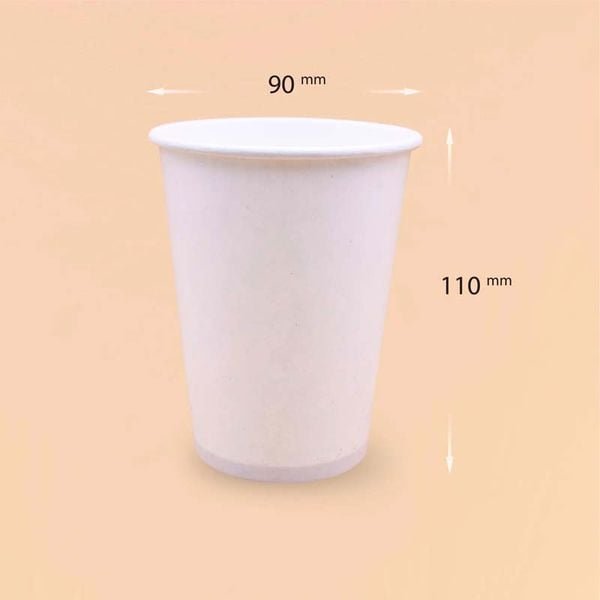 Cốc giấy m&agrave;u trắng, chiều cao 110 mm, đường k&iacute;nh miệng 90 mm, tr&ecirc;n nền m&agrave;u be.