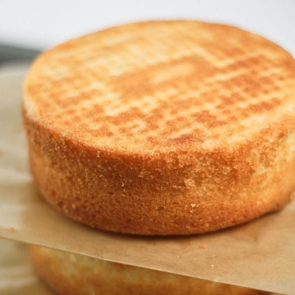 B&aacute;nh b&ocirc;ng lan tr&ograve;n, v&agrave;ng ươm, đặt tr&ecirc;n giấy nến, bề mặt c&oacute; kết cấu v&acirc;n nhẹ.