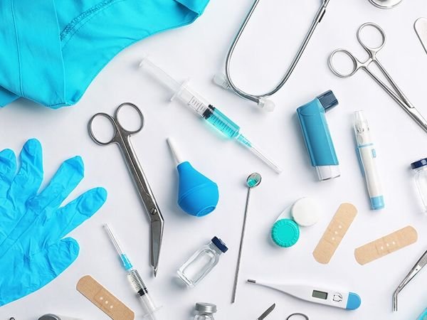 C&aacute;c dụng cụ y tế bao gồm ống ti&ecirc;m, ống nghe, nhiệt kế, găng tay v&agrave; c&aacute;c vật phẩm kh&aacute;c tr&ecirc;n nền trắng.