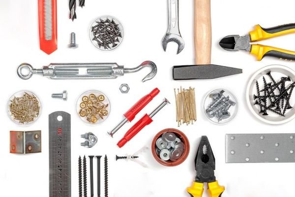 C&aacute;c c&ocirc;ng cụ v&agrave; phụ kiện sửa chữa bao gồm b&uacute;a, k&igrave;m, cờ l&ecirc;, ốc v&iacute;t v&agrave; đinh được sắp xếp tr&ecirc;n nền trắng.