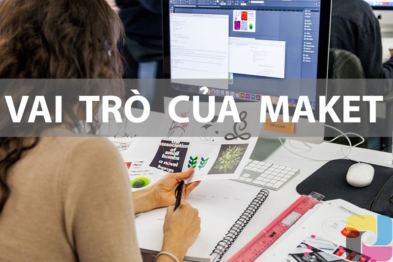 Người đang l&agrave;m việc tr&ecirc;n m&aacute;y t&iacute;nh với thiết kế đồ họa v&agrave; t&agrave;i liệu in ấn tr&ecirc;n b&agrave;n, c&oacute; chữ "Vai tr&ograve; của maket".