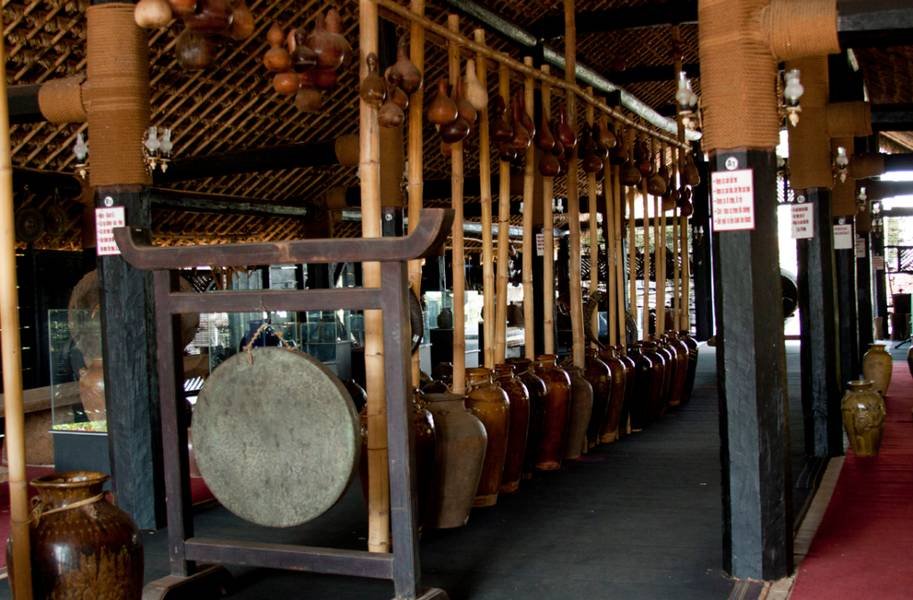 Kh&ocirc;ng gian trưng b&agrave;y với cồng chi&ecirc;ng v&agrave; c&aacute;c chum lớn, tạo cảm gi&aacute;c văn h&oacute;a truyền thống.