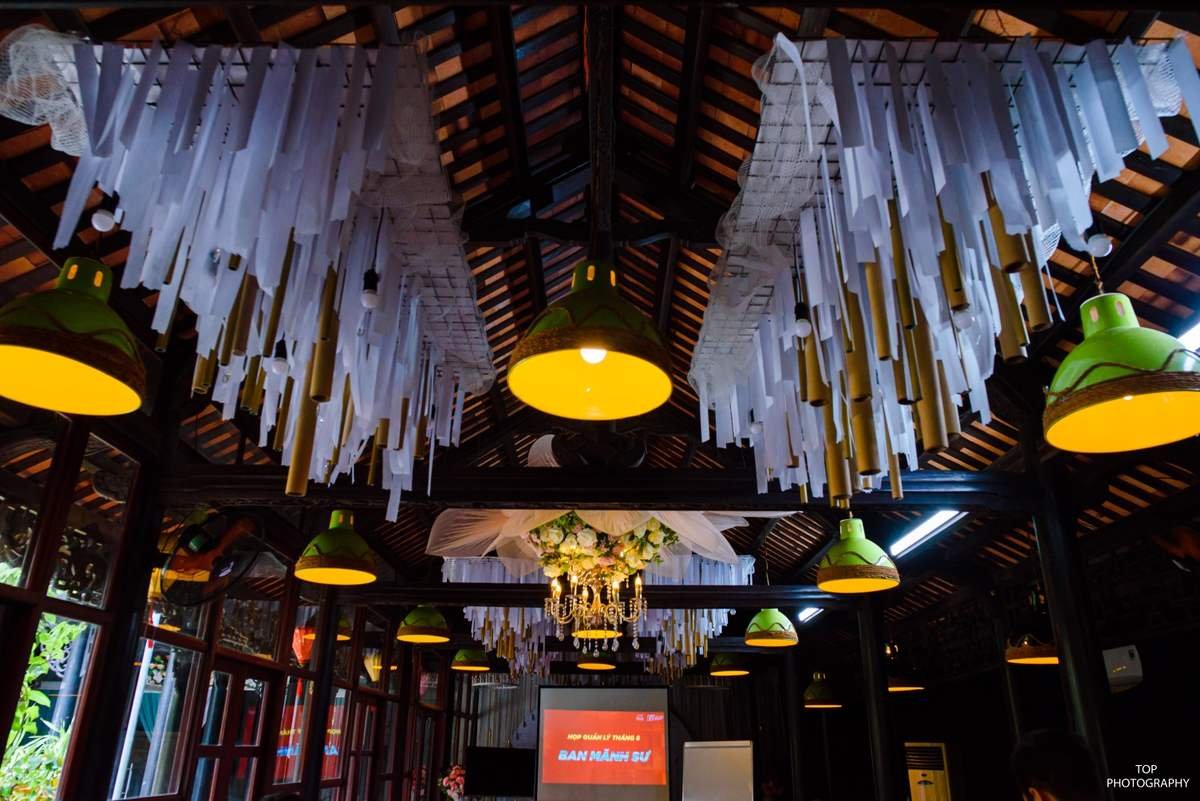 Ph&ograve;ng hội nghị trang tr&iacute; đ&egrave;n lồng v&agrave; giấy trắng, m&agrave;n h&igrave;nh chiếu v&agrave; b&agrave;n ghế sắp xếp cho sự kiện.