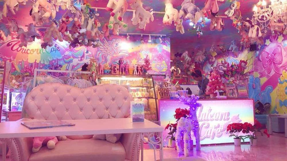 Qu&aacute;n c&agrave; ph&ecirc; trang tr&iacute; chủ đề kỳ l&acirc;n với t&ocirc;ng m&agrave;u hồng, nhiều đồ trang tr&iacute; v&agrave; &aacute;nh s&aacute;ng lung linh.