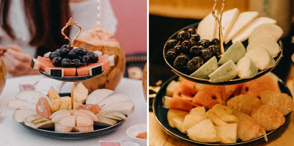 Đĩa tr&aacute;i c&acirc;y hai tầng với nhiều loại tr&aacute;i c&acirc;y tươi b&agrave;y biện đẹp mắt tr&ecirc;n b&agrave;n tiệc.