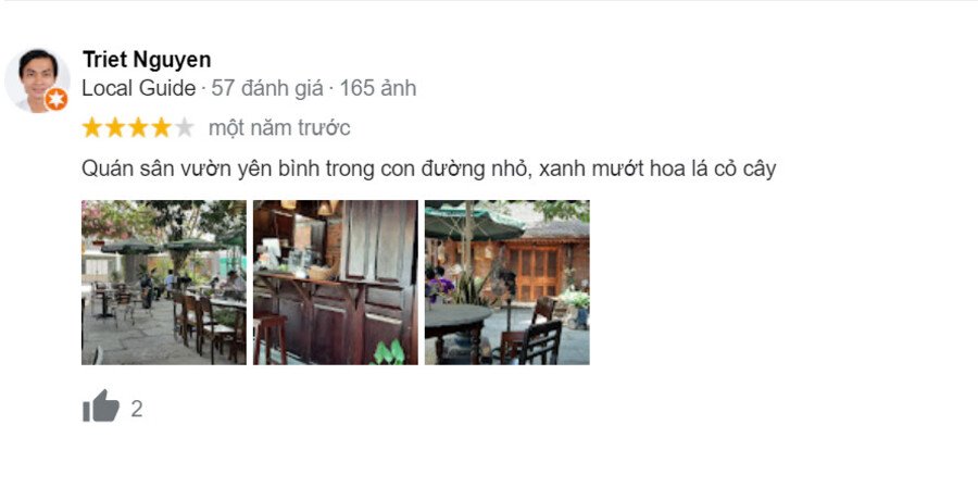 Qu&aacute;n c&agrave; ph&ecirc; s&acirc;n vườn với b&agrave;n ghế ngo&agrave;i trời, c&acirc;y cối xung quanh tạo kh&ocirc;ng gian xanh m&aacute;t.