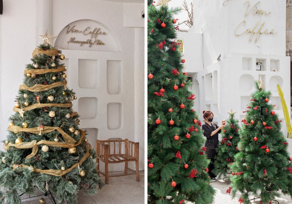 Cây thông Noel được trang trí với quả châu và dây ruy băng; người đang trang trí cây trong không gian quán cà phê.