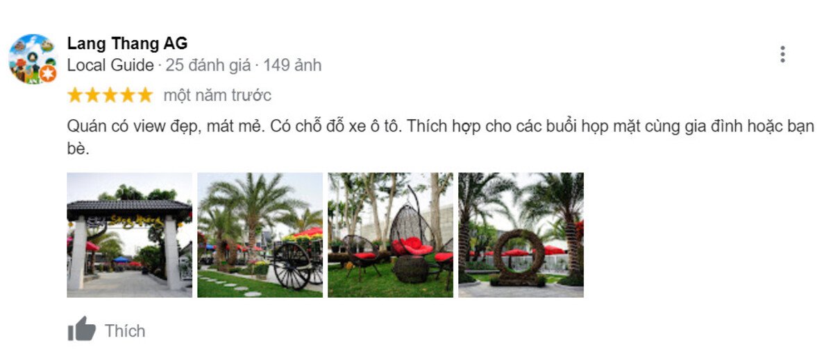 Qu&aacute;n c&agrave; ph&ecirc; với cổng ch&agrave;o v&agrave; ghế thư gi&atilde;n ngo&agrave;i trời, c&oacute; c&acirc;y cọ v&agrave; &ocirc; d&ugrave; trang tr&iacute;.