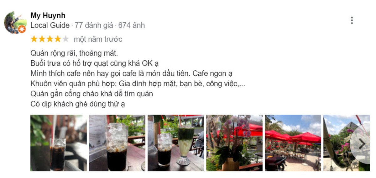 B&agrave;i đ&aacute;nh gi&aacute; qu&aacute;n c&agrave; ph&ecirc; với h&igrave;nh ảnh đồ uống v&agrave; kh&ocirc;ng gian ngo&agrave;i trời c&oacute; d&ugrave; đỏ.