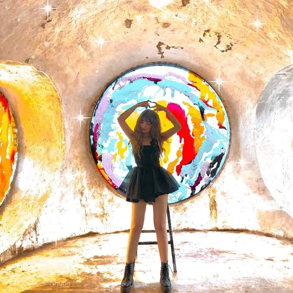 Người đứng trước nền tường m&agrave;u sắc trừu tượng, &aacute;nh s&aacute;ng s&aacute;ng tạo, tạo d&aacute;ng nghệ thuật.