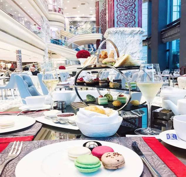 B&agrave;n tiệc tr&agrave; chiều sang trọng với b&aacute;nh ngọt, b&aacute;nh m&igrave; kẹp, ly rượu vang trong kh&ocirc;ng gian nh&agrave; h&agrave;ng tinh tế.