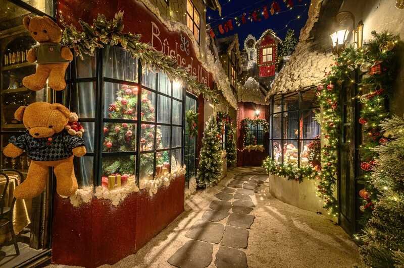 Con phố trang tr&iacute; Gi&aacute;ng sinh lung linh với c&acirc;y th&ocirc;ng, đ&egrave;n v&agrave; gấu b&ocirc;ng, tạo kh&ocirc;ng kh&iacute; ấm &aacute;p v&agrave; lễ hội.